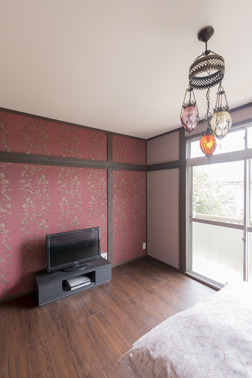 アンティークカラーの壁紙が印象的なリビング階段の家 戸建て住宅のリノベーション 神奈川 横浜 相模原エリアの注文住宅ならビルドアート