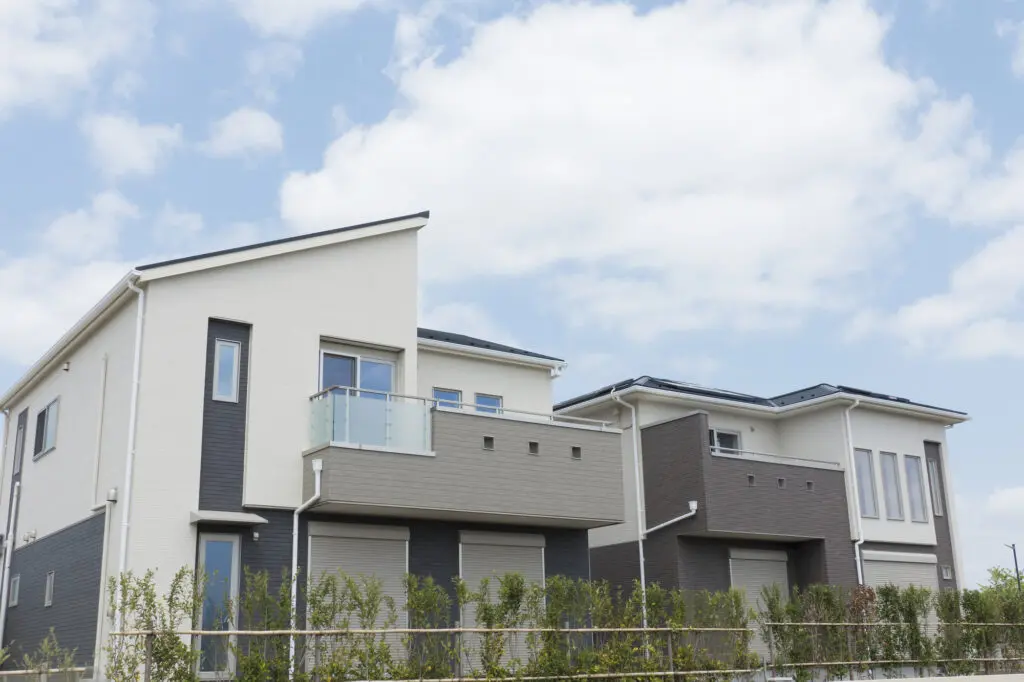 注文住宅を安く建てられる ローコスト住宅のメリット デメリットと建てる際の注意点を解説 ビルドアートマガジン 注文住宅を安く建てられる ローコスト住宅のメリット デメリットと建てる際の注意点を解説 ビルドアートマガジン