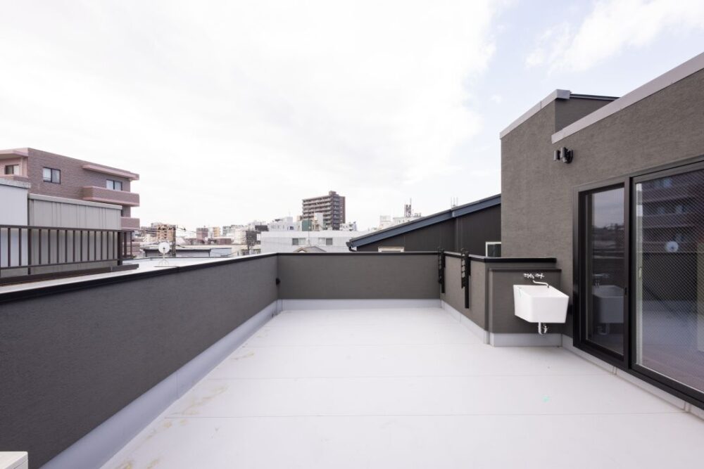 【施工事例|川崎市 注文住宅】空間がゆるやかにつながる3階+屋上のある家 | 神奈川県・東京都の注文住宅|ビルドアート