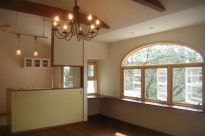 木製窓のあるリビング